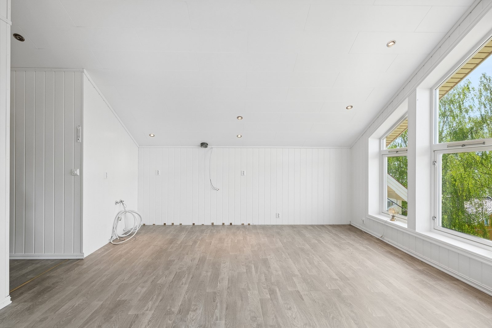 På loftet er det klargjort med uttak og avløp for vann, samt nødvendig opplegg til elektrisitet. Loftet er ikke godkjent til boligformål - se pkt. ferdigattest i salgsoppgave for mer informasjon. Galleribilde