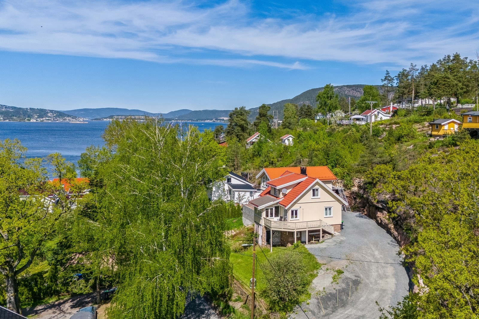 Eiendommen har en stor tomt på hele ca. 1220 m² med flotte uteplasser og en nydelig hage. Galleribilde