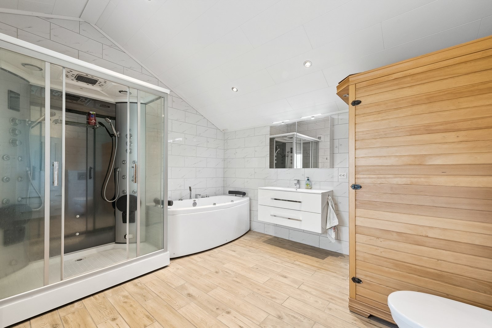 Det er mekanisk vifte med utkast til vegg. Galleribilde