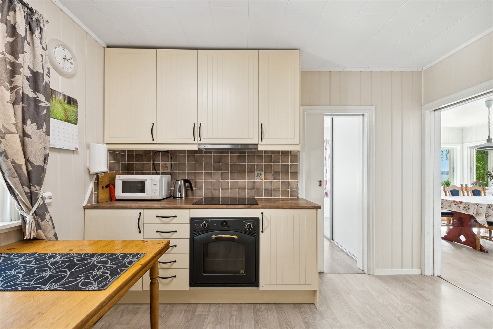 Hyggelig kjøkken med profilerte fronter, laminat benkeplate, oppvaskkum og blandebatteri. Galleribilde