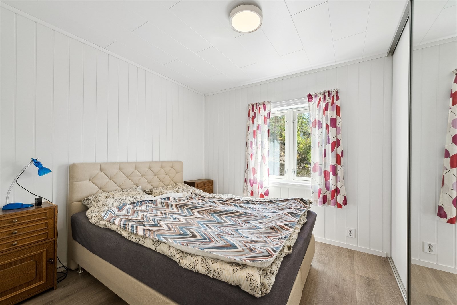 Boligen har totalt tre soverom hvor det ene ligger i 1. etasje og de to andre i 2. etasje. Galleribilde