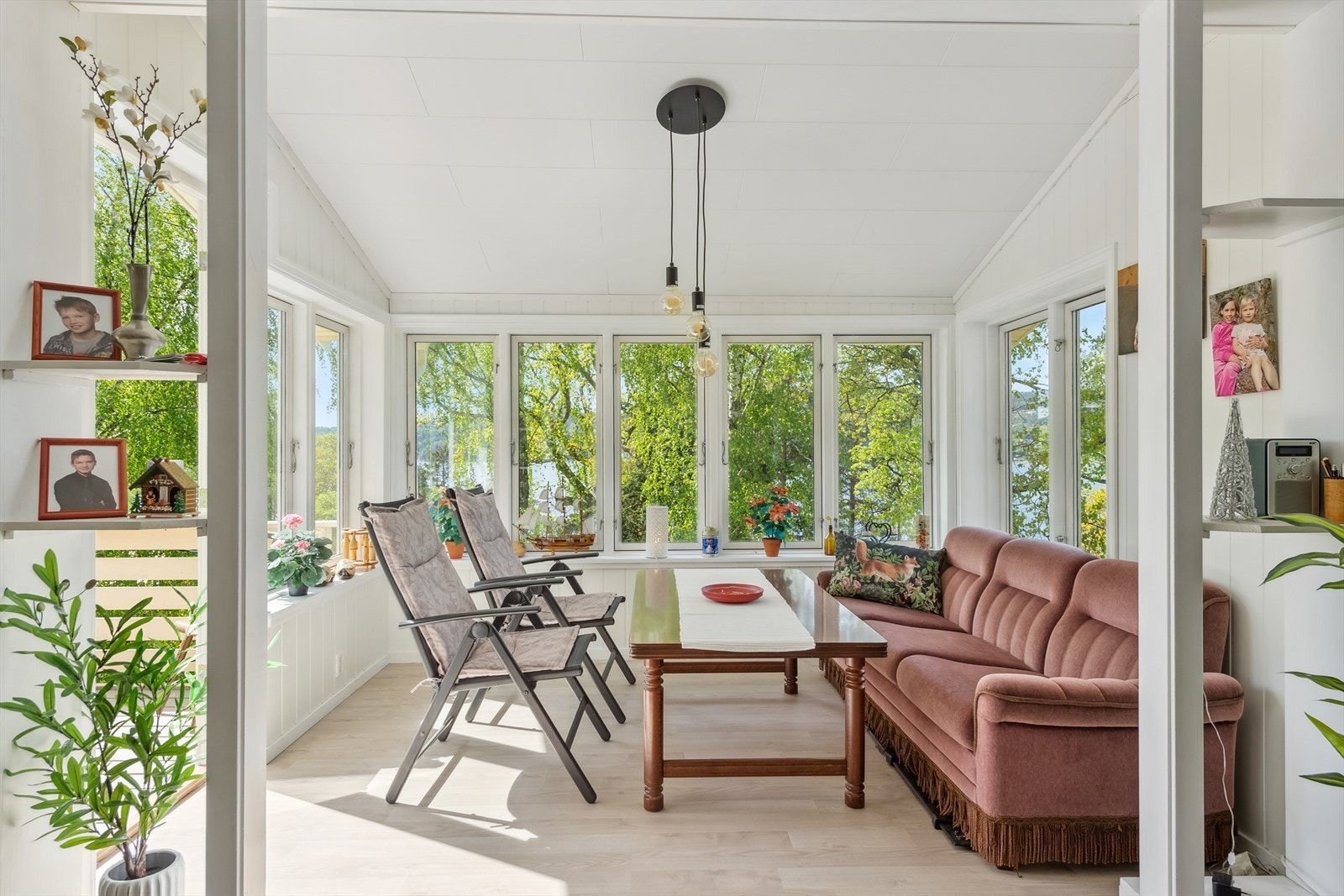 Stuen har gode vindusflater som slipper inn rikelig med naturlig lys. Galleribilde