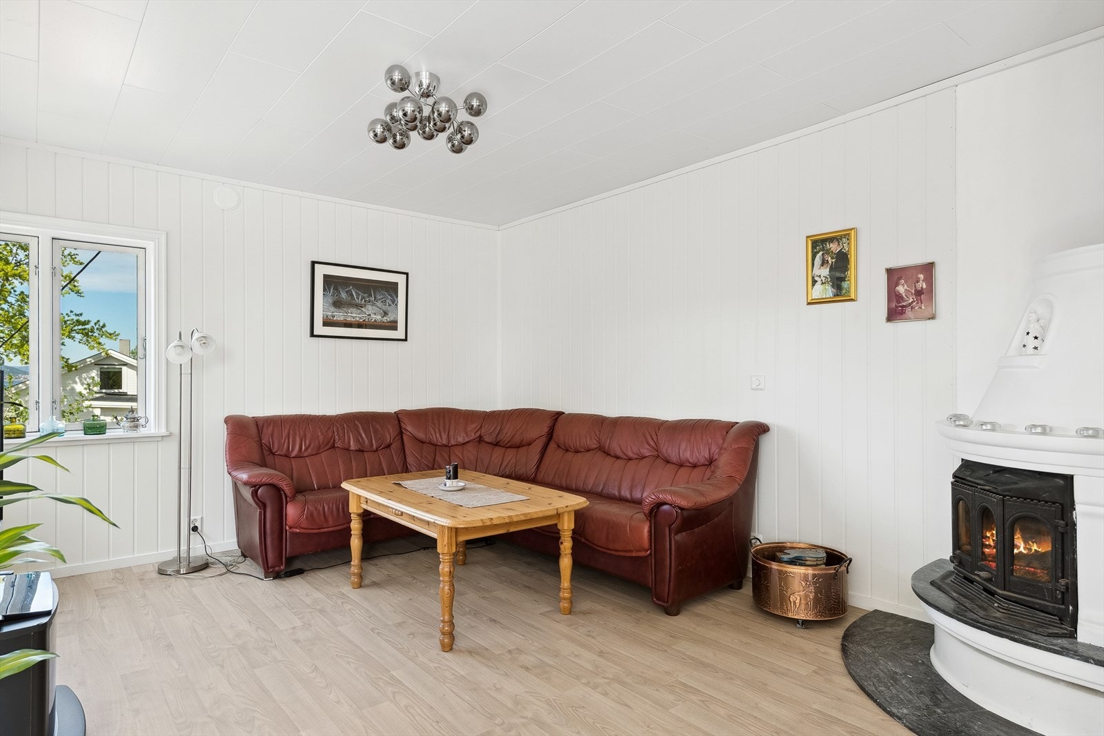 I tillegg har stuen en peis som varmer godt på kalde dager. Galleribilde