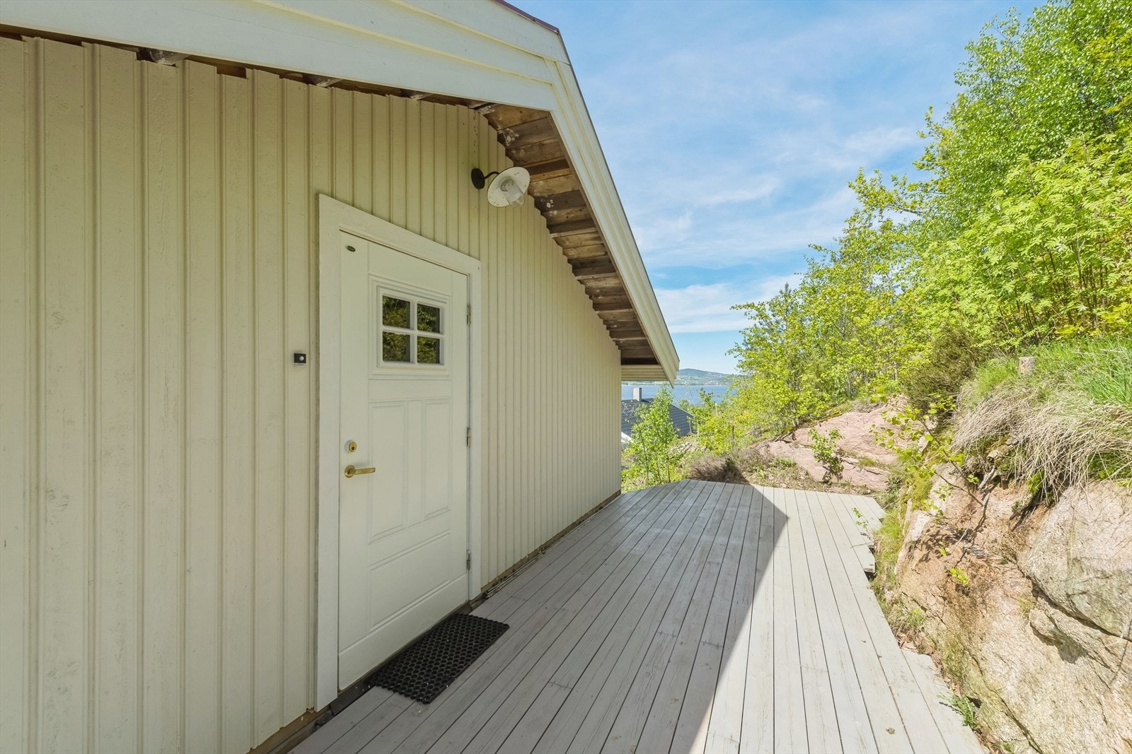 Garasjen har en balkong/repos ved inngangsdør på 16 m². Galleribilde