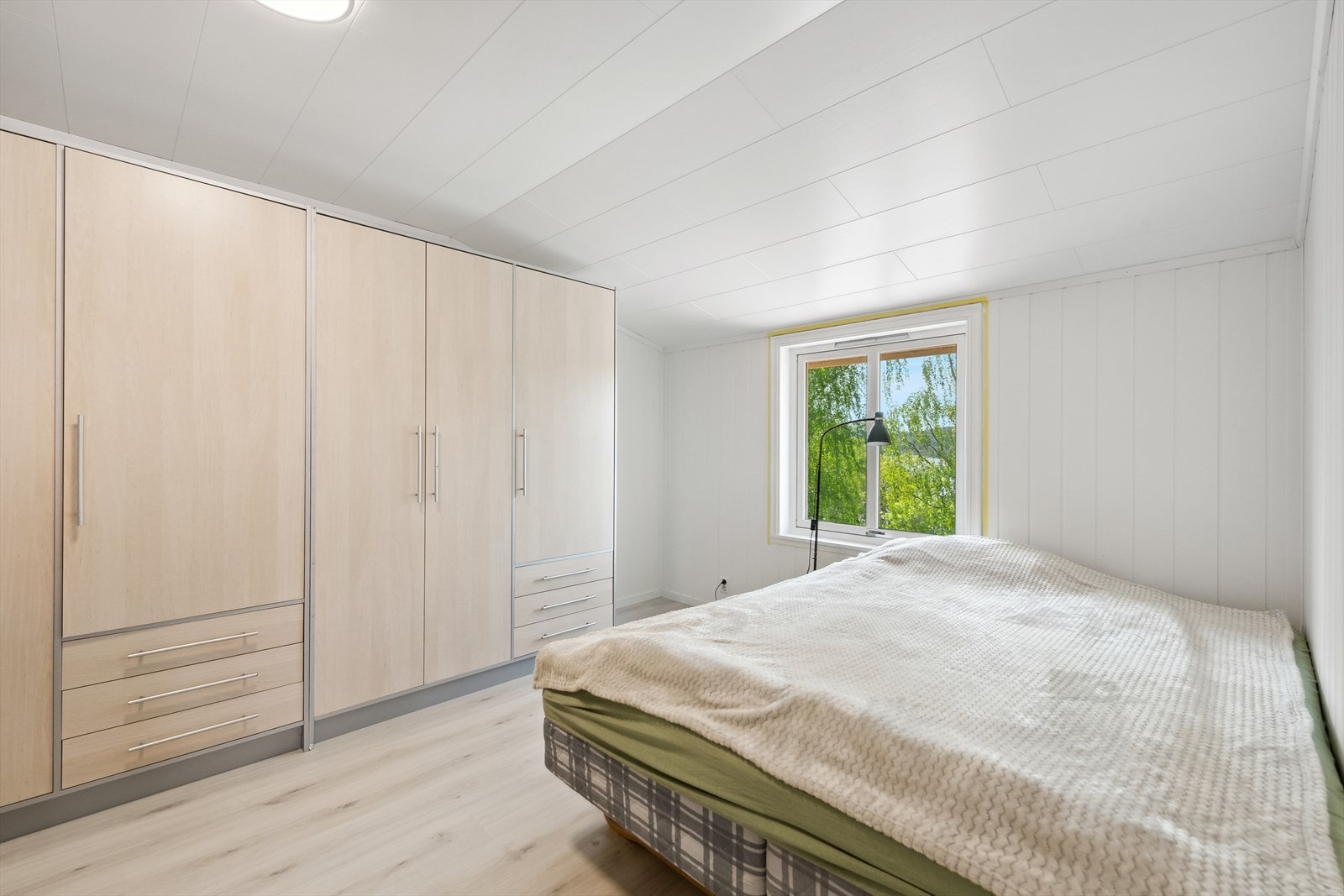 Soverommene er av god størrelse med plass til seng og tilhørende nattbord. På hovedsoverommet er det godt med oppbevaringsplass i stor garderobe. Galleribilde