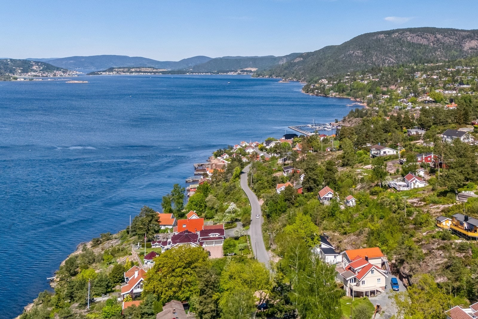 Eiendommen har en stor tomt på hele ca. 1220 m² med flotte uteplasser og en nydelig hage. Galleribilde