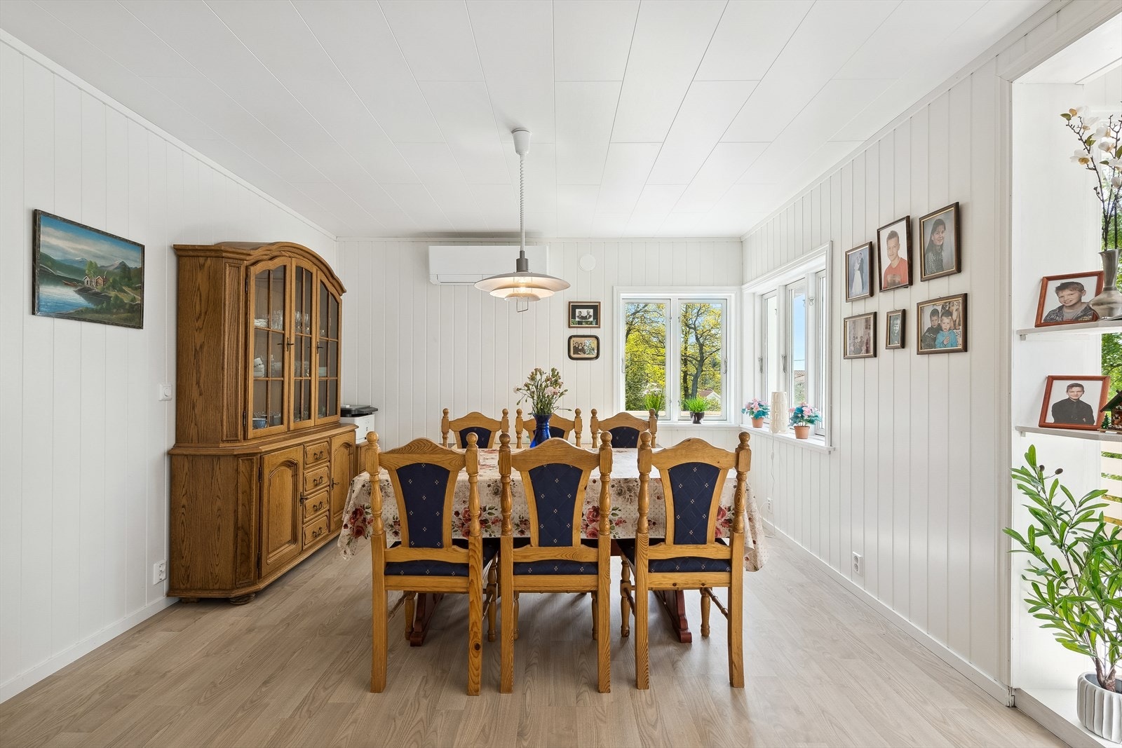 Her er det god plass til et stort spisebord hvor du kan invitere familie og venner. Galleribilde