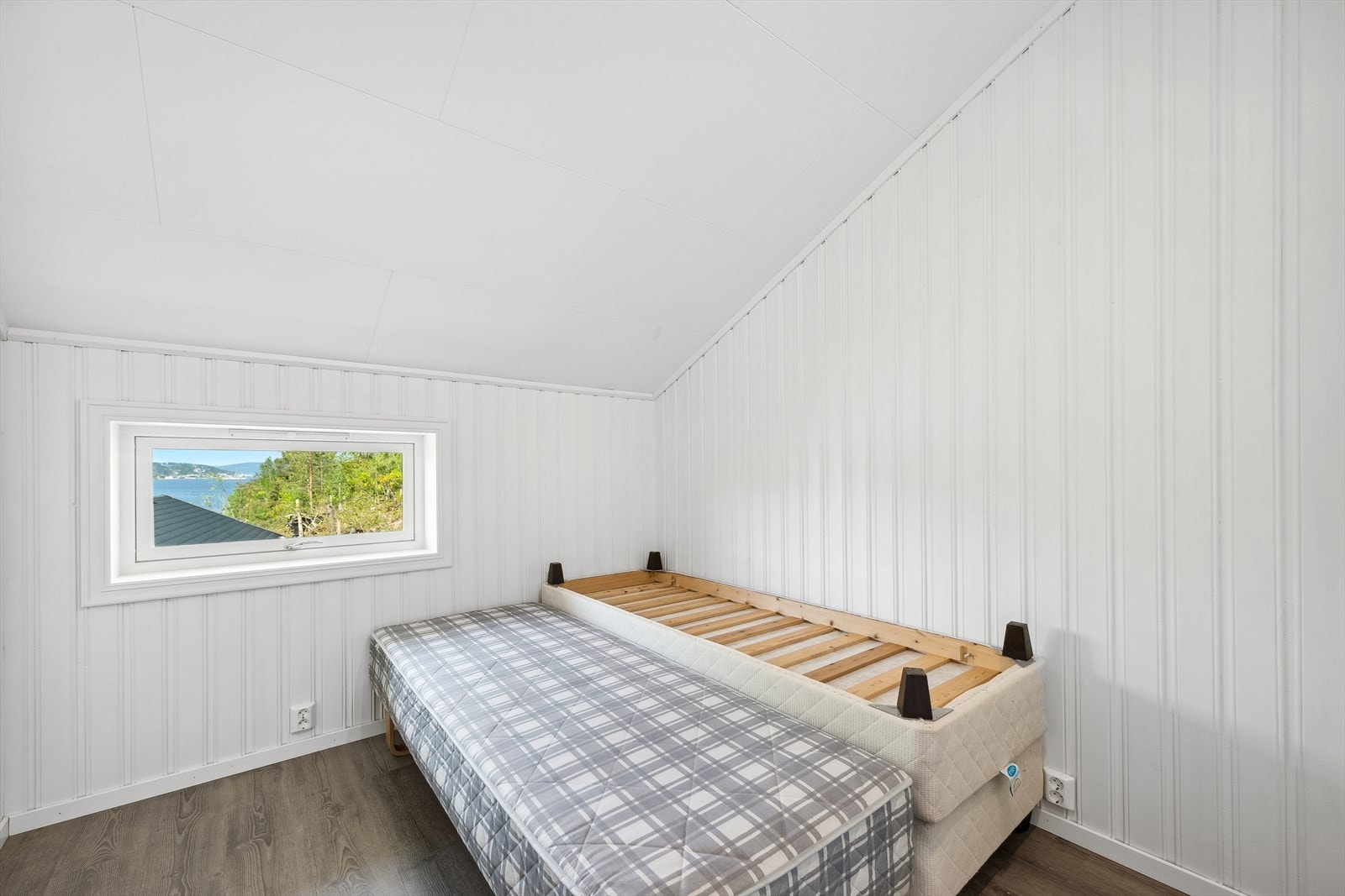 To av rommene har blitt innredet og brukes i dag som soverom, men rommene er ikke godkjent for varig opphold. Se punkt ferdigattest i salgsoppgaven for mer informasjon. Galleribilde