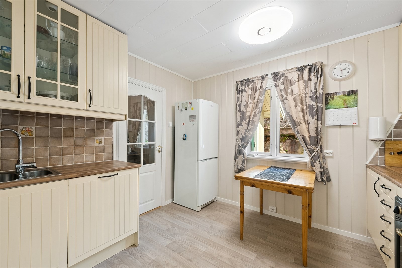 Kjøkkenet er innredet med integrert oppvaskmaskin, platetopp og stekeovn. Kjøkkenet har plass til et lite spisebord ved vinduet. Galleribilde