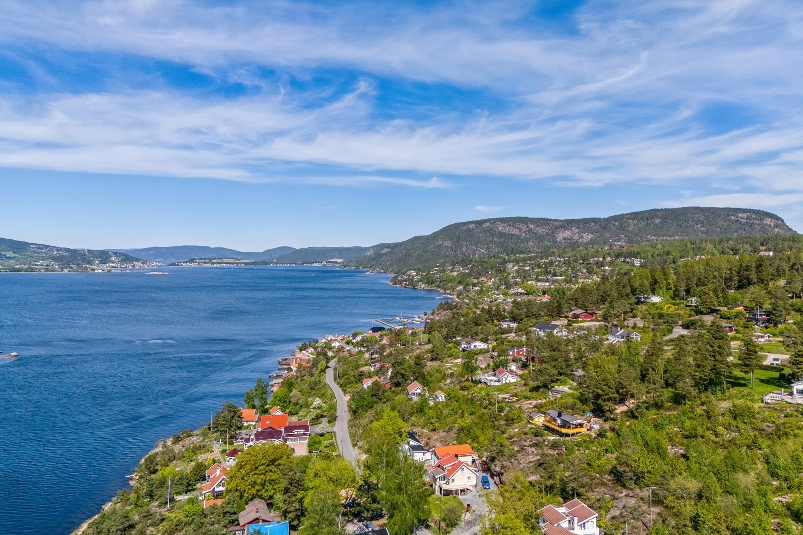 Eiendommen har en stor tomt på hele ca. 1220 m² med flotte uteplasser og en nydelig hage. Galleribilde