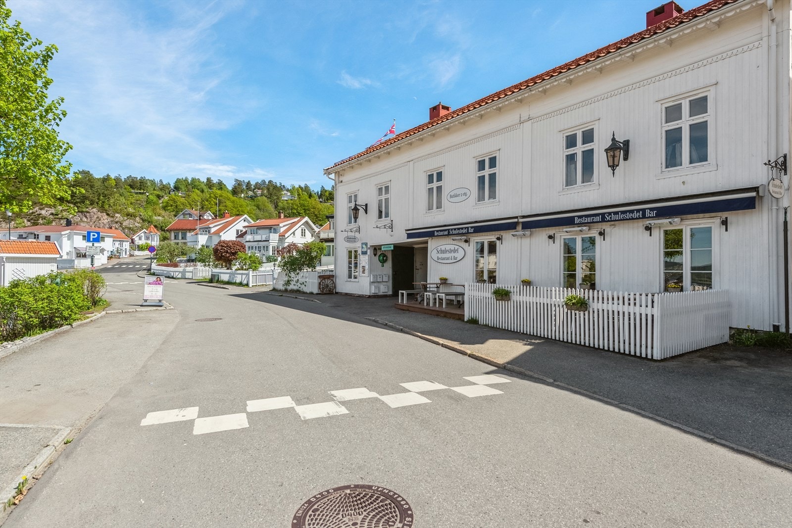 Her finner man sjarmerende bebyggelse, koselige spisesteder, båthavn, kunstgallerier og butikker. Galleribilde