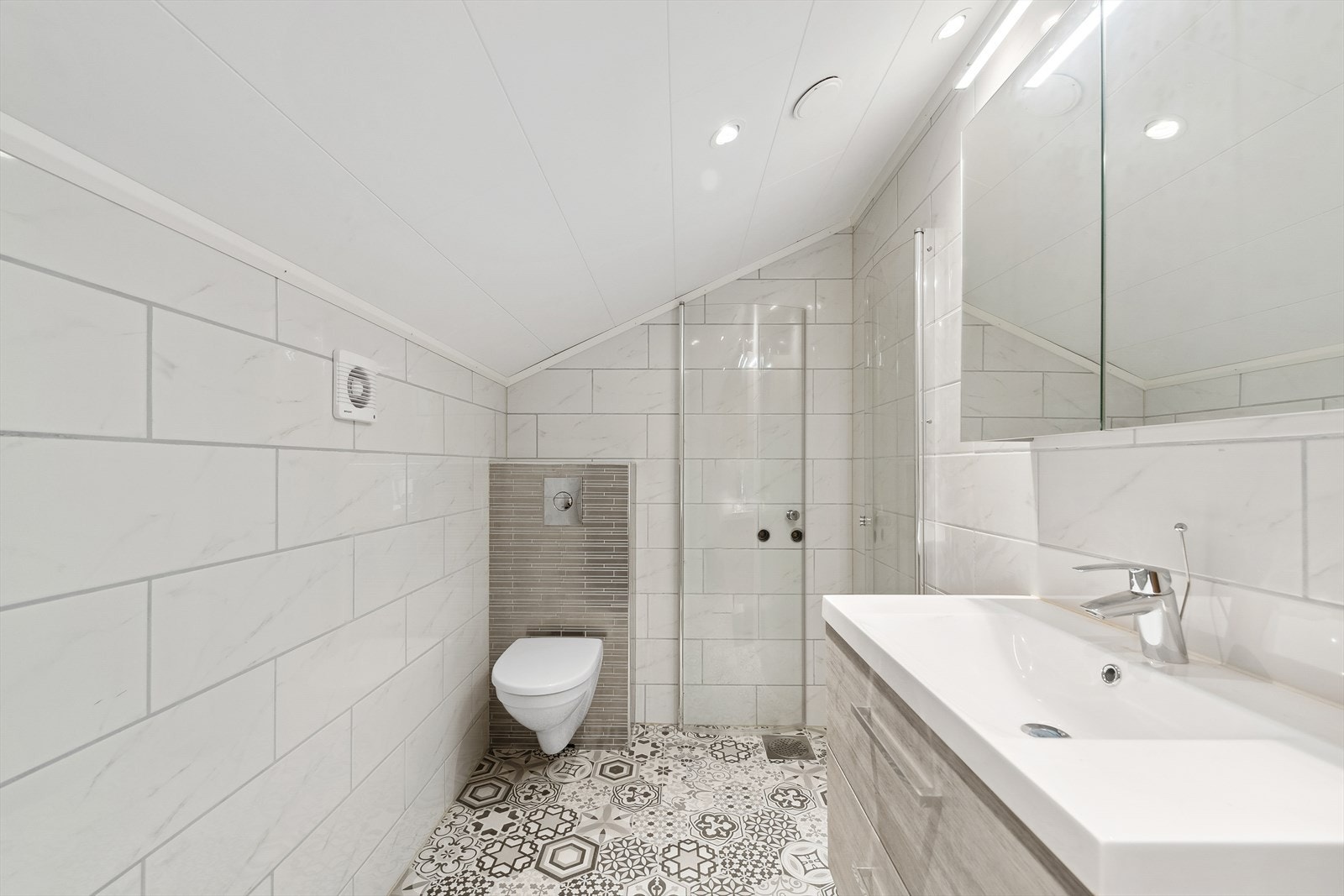 Loft er innredet med bad med veggmontert klosett, nedsenket vask med skuffer og speil, dusjnisje med glassdører og opplegg til vaskemaskin. Innredet loft på garasje er ikke godkjent til boligformål - se pkt. ferdigattest i salgsoppgave for mer informasjon Galleribilde