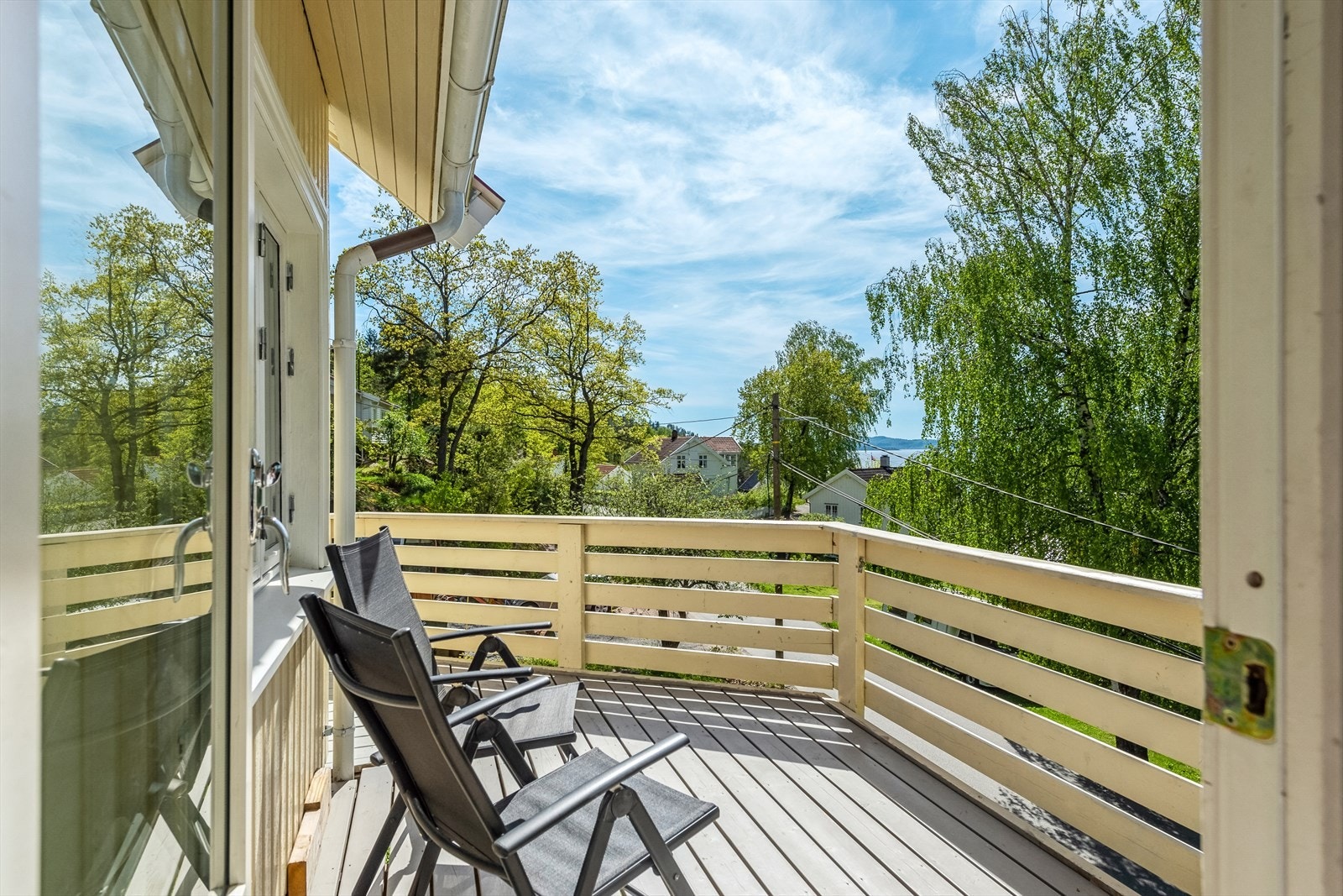 Herlig terrasse på 15 m² med god plass til utemøbler og grill. Galleribilde