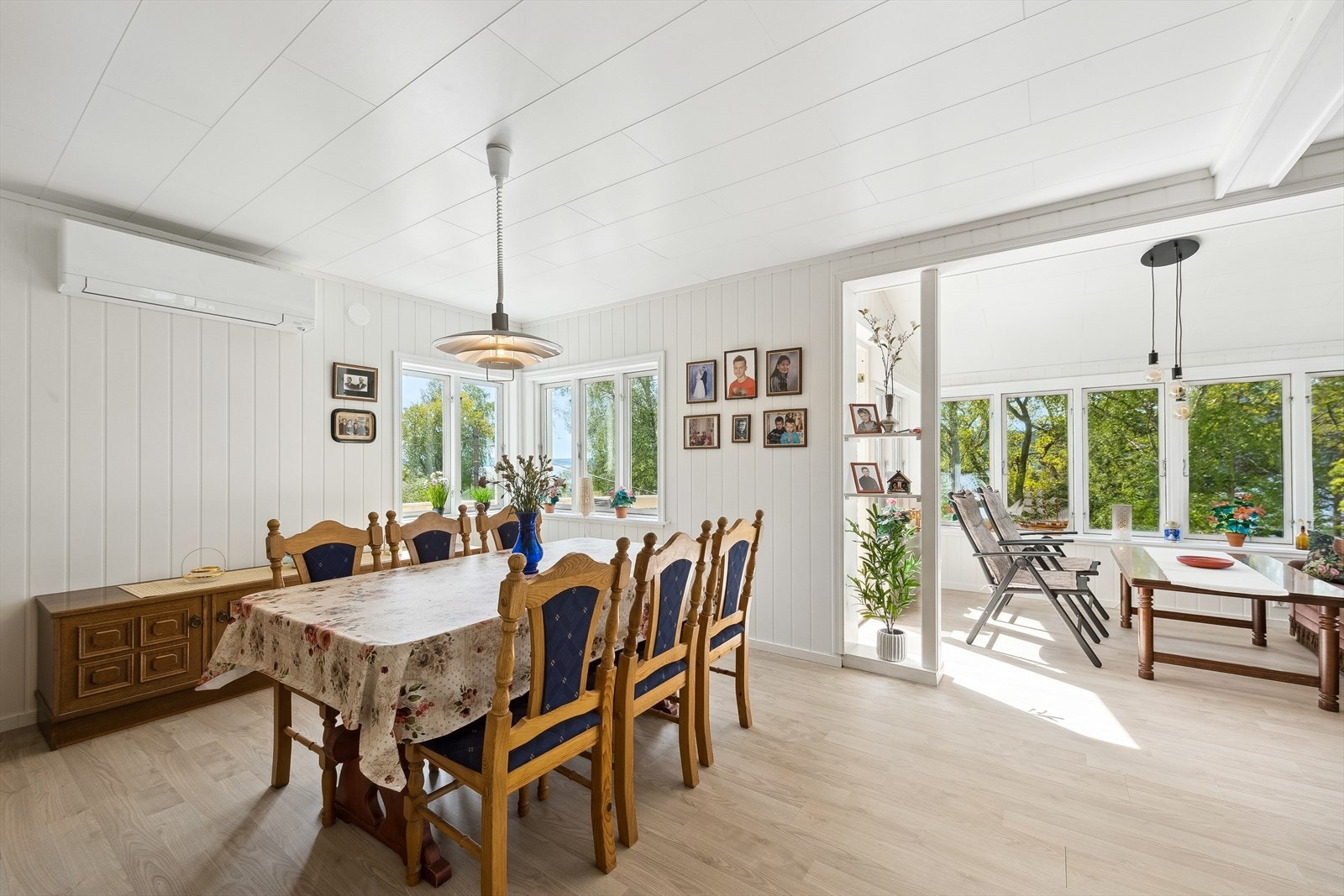 Lys og romslig stue som gjør rommet til et hyggelig og sosialt oppholdsrom. Galleribilde