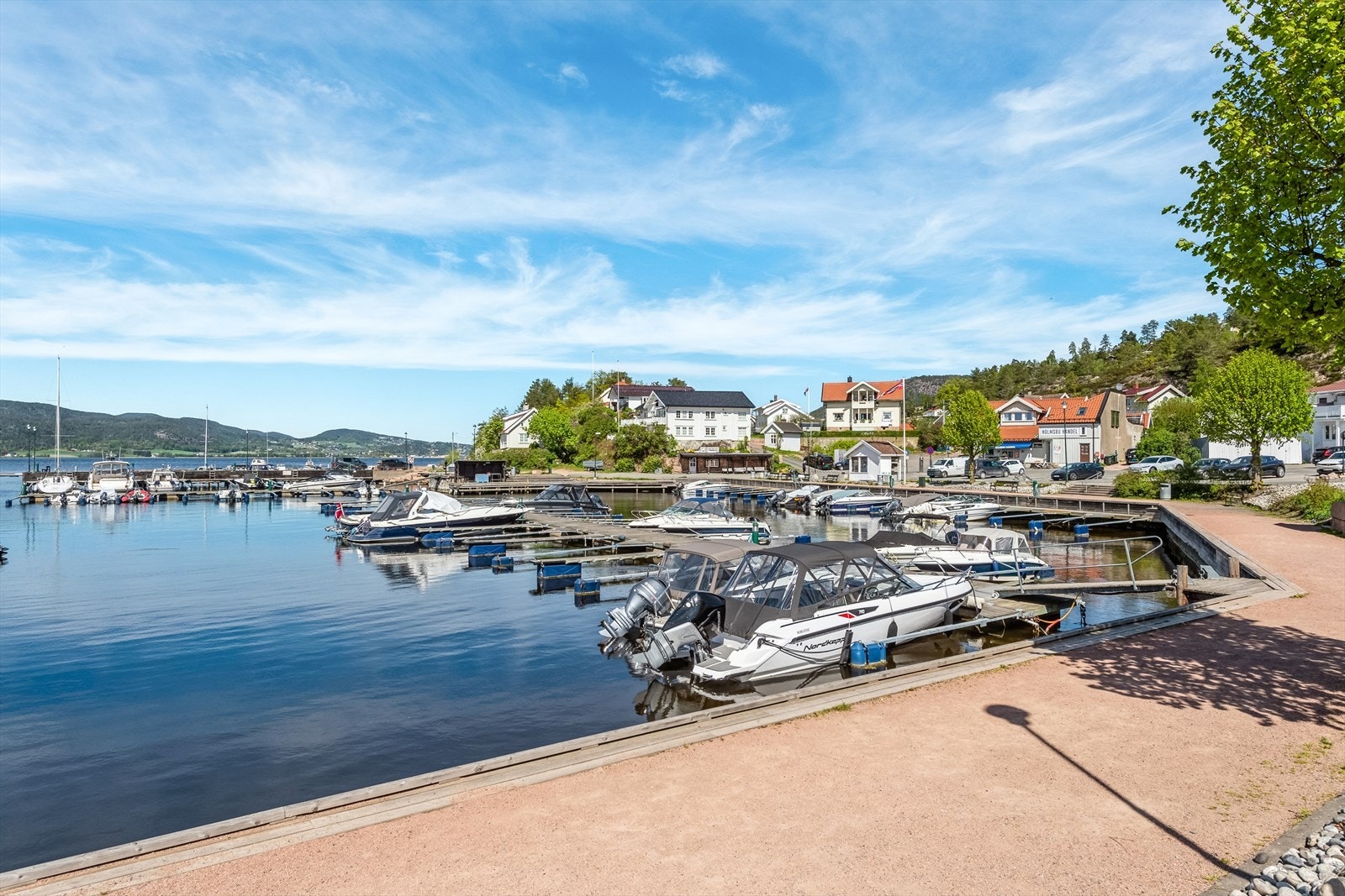 Holmsbu er en maritim perle med sørlandsidyll , hvitmalte småhus og lang historie som sjøfartssted. Galleribilde