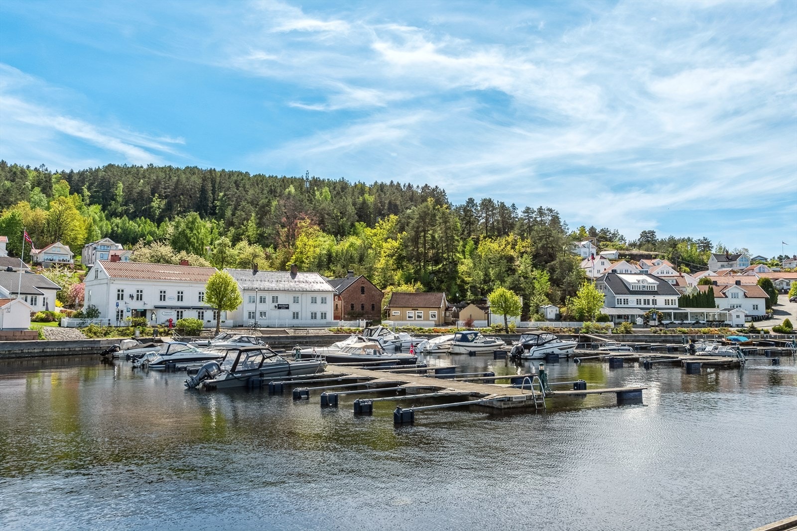 Det er kort vei til Holmsbu som er et lite idyllisk tettsted på Hurum. Galleribilde