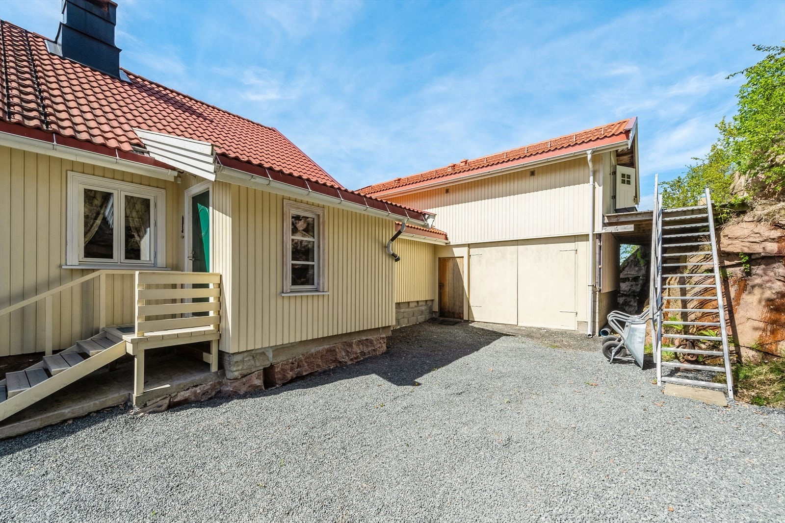 Bilen kan parkeres i boligens garasje eller på gårdsplassen. Galleribilde