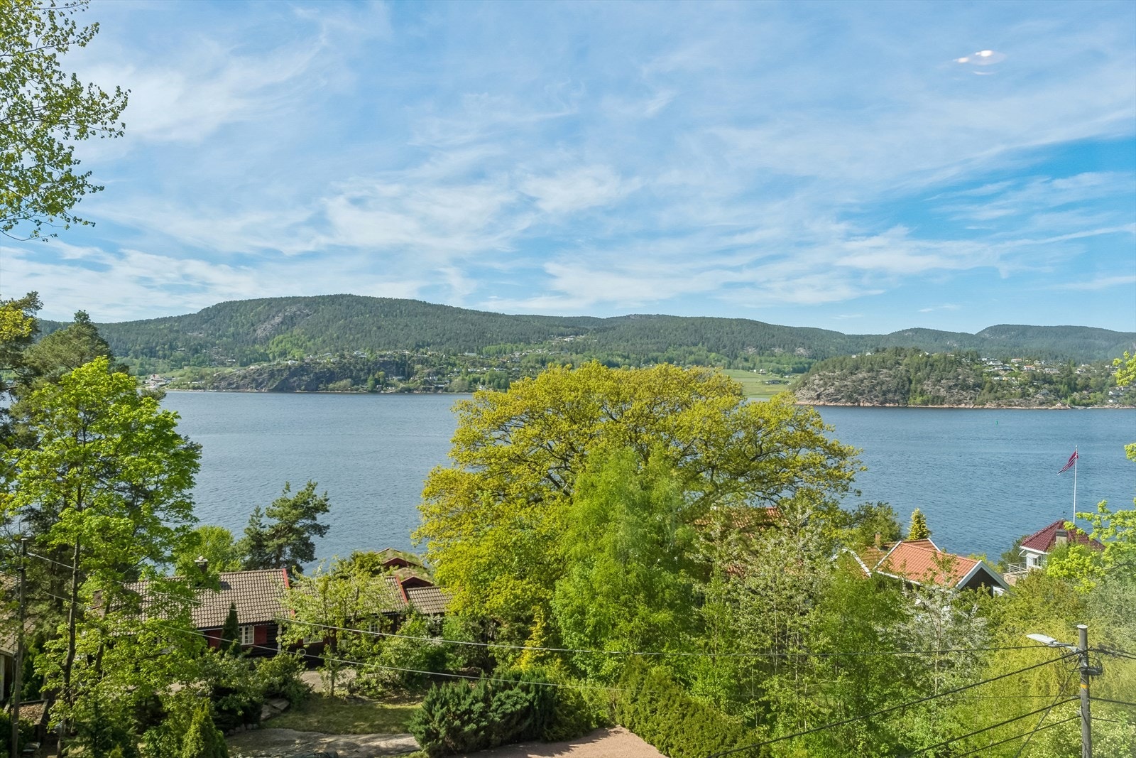 Boligen ligger i naturskjønne omgivelser og har en flott sjøutsikt. Galleribilde