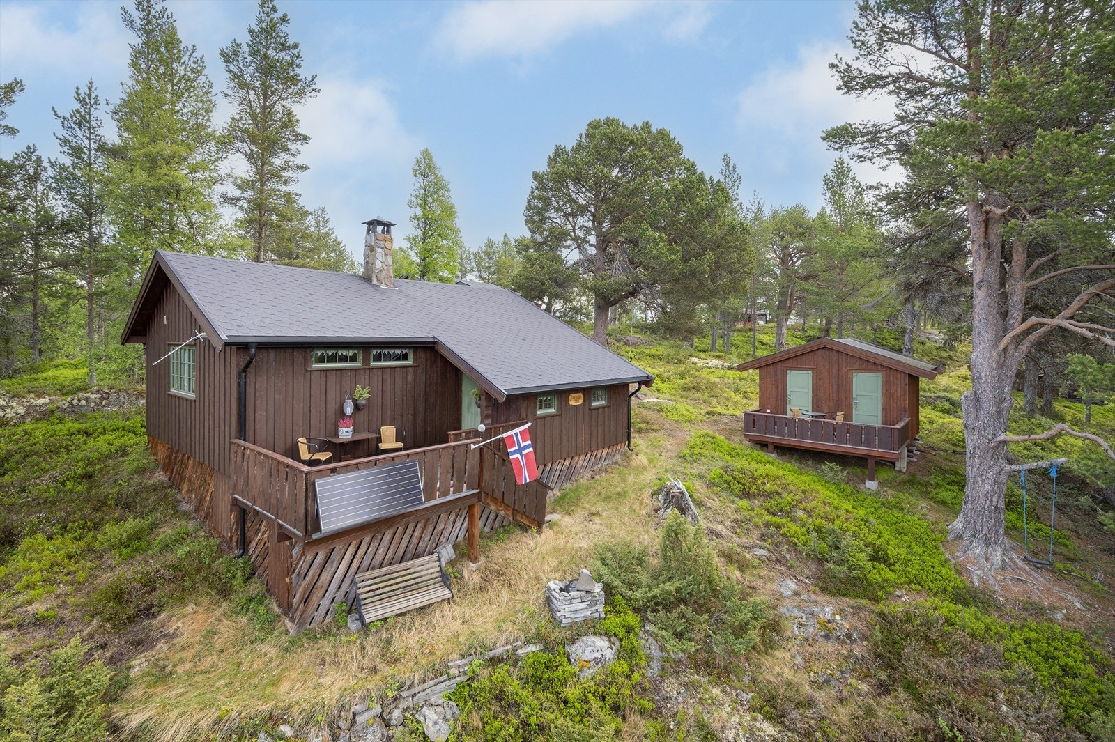 En romslig, åpen og lun hytte med tilhørende uthus og kort avstand til flotte turområder. Galleribilde