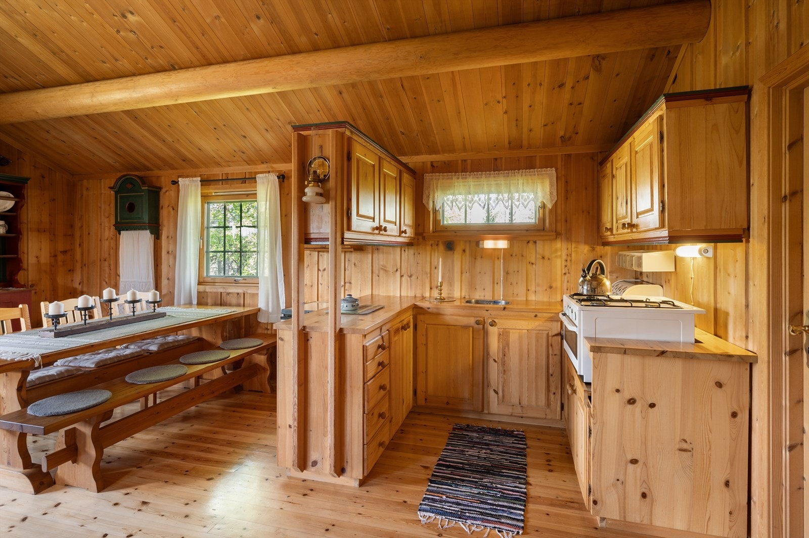 Kjøkken ligger i åpen løsning med stue. Galleribilde