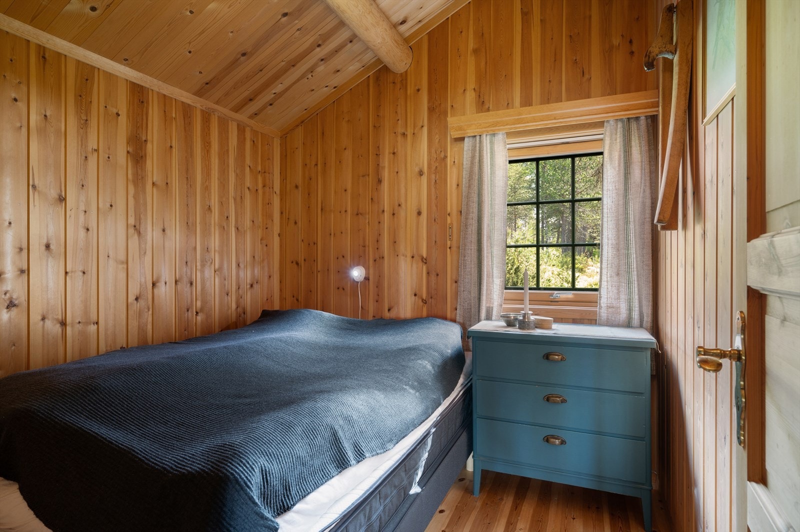 Hytta har i alt tre soverom. I tillegg er det en hems med innredet soveplass. Galleribilde