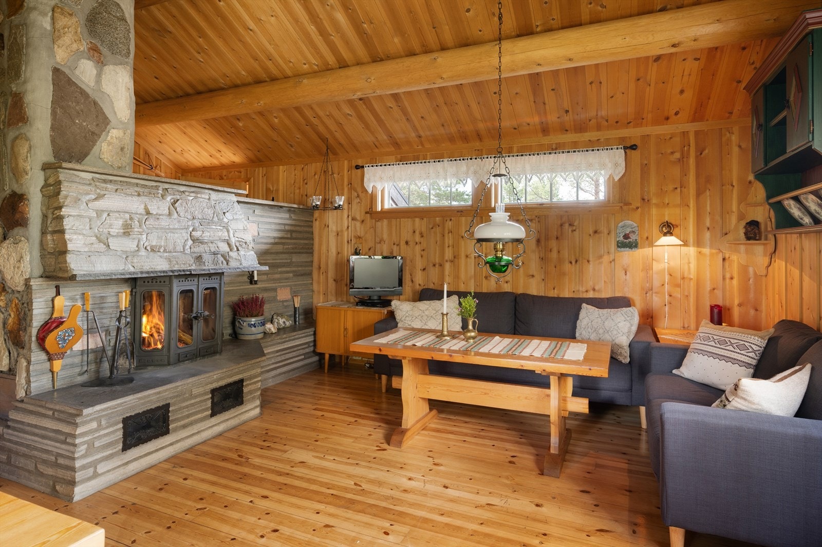 I stuen er det også peis med innsats som gir god varme og en lun atmosfære. Galleribilde