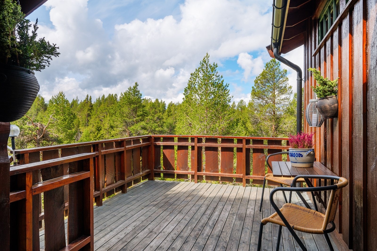 Terrasse v/inngangsparti til hytta. Galleribilde