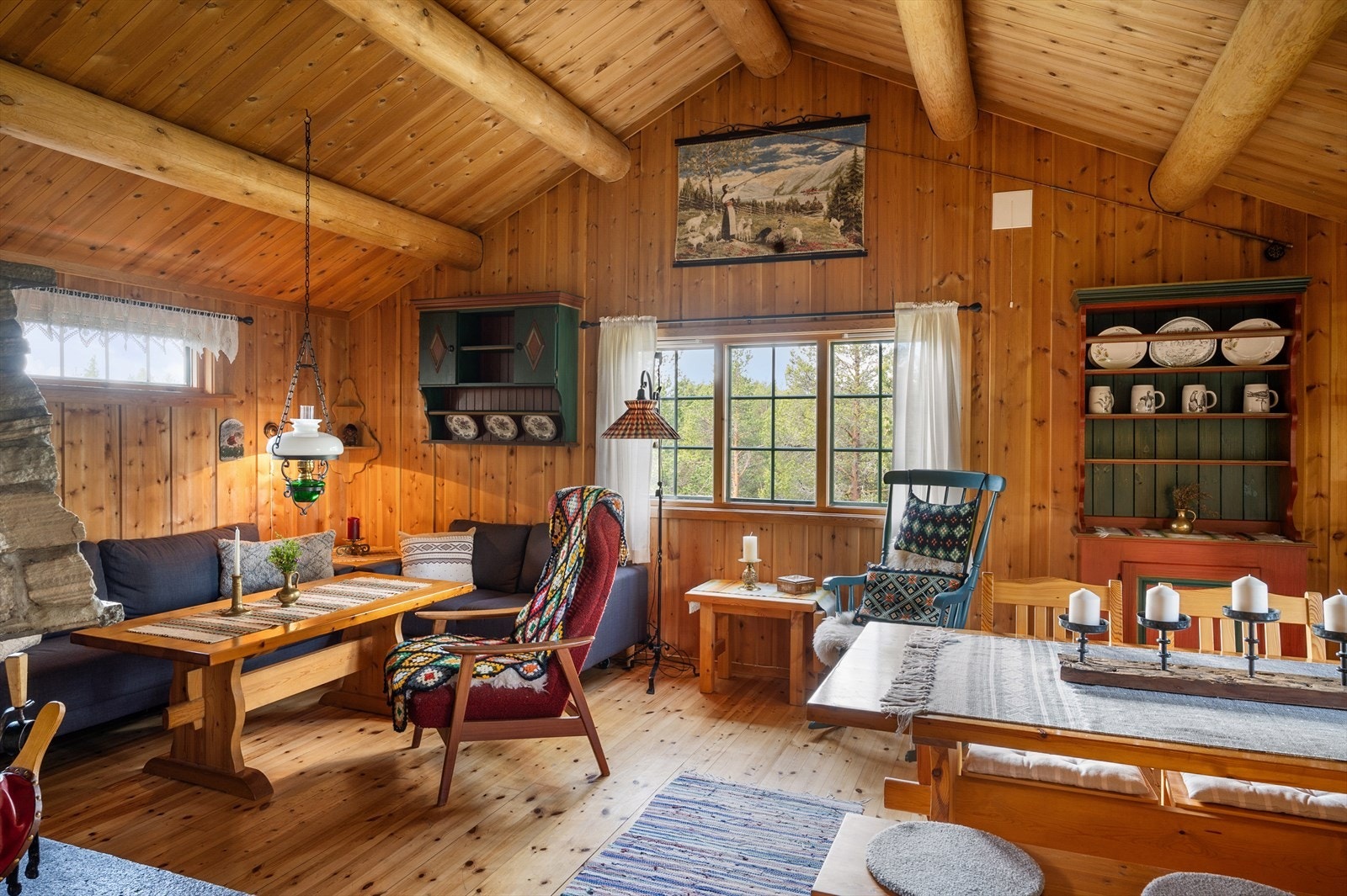 Lys og trivelig stue med god plass til å innrede med spisebord og sofa. Galleribilde