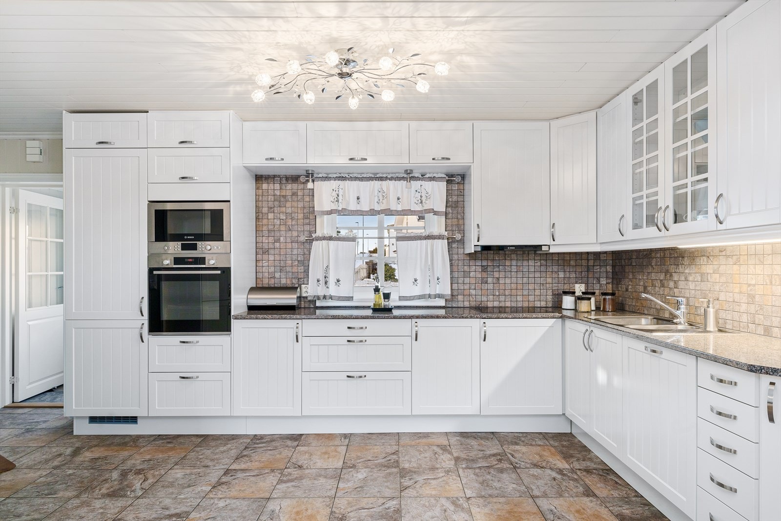 Lyst og pent kjøkkeninnredning med innredning med profilerte fronter. Gulvvarme på kjøkkenet Galleribilde