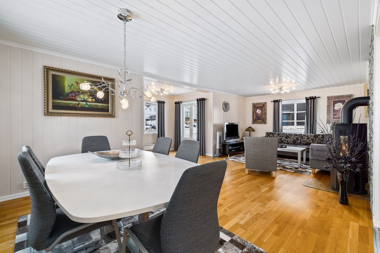 Romslig stue med utgang til syd/vestvendt veranda Galleribilde