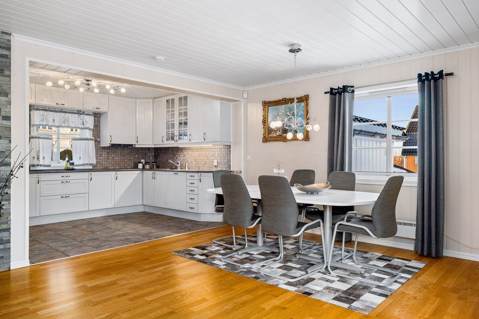 Spiseplassen i stue/kjøkken Galleribilde