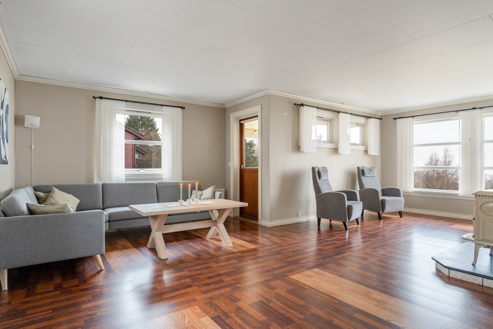 Stuen har utgang til overbygd terrasse Galleribilde