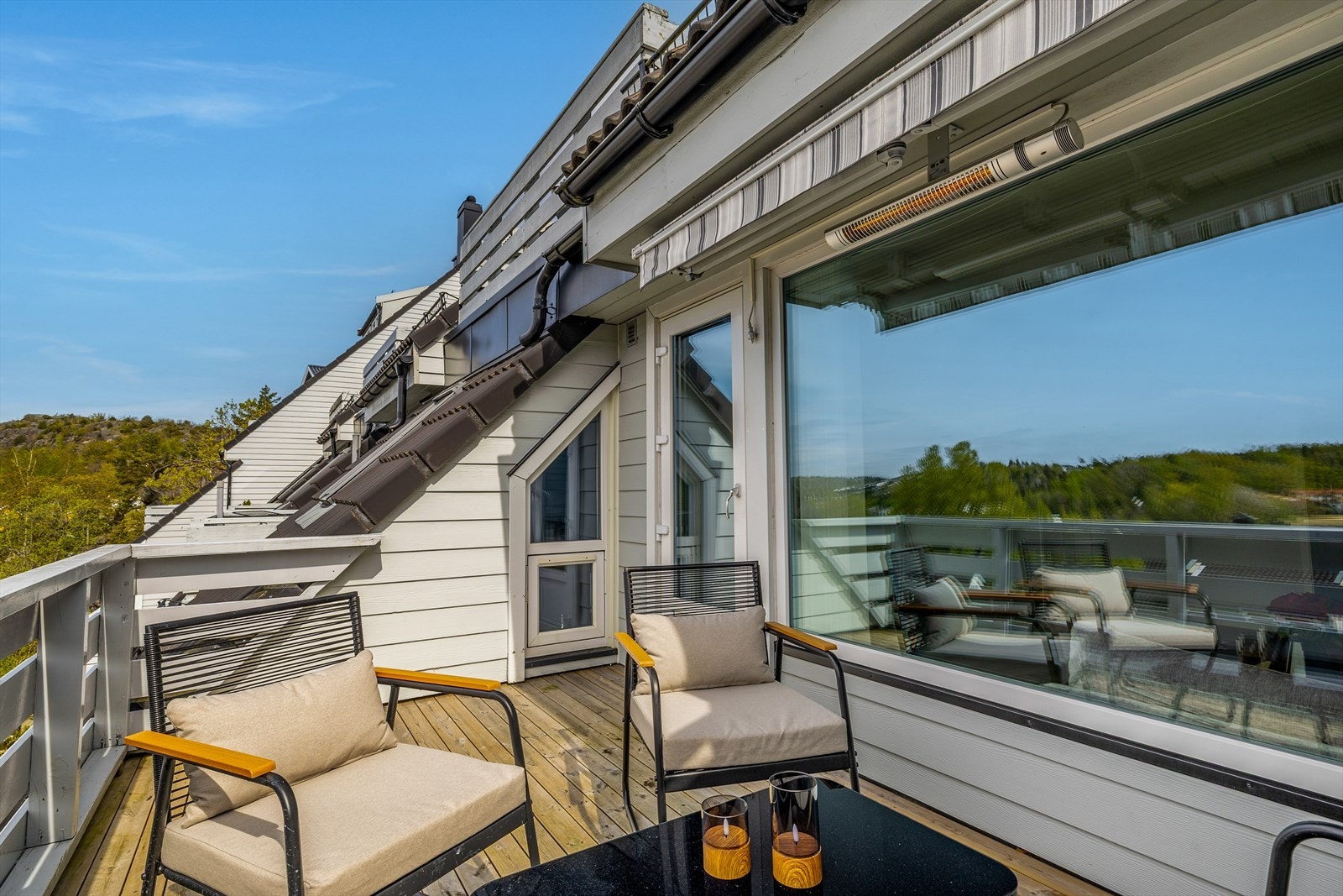 Flott og solrik balkong, men en total usjenert beliggenhet. Galleribilde