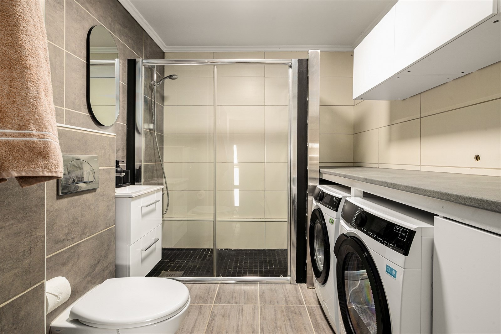 Baderom med flis på gulv og vegger. Galleribilde