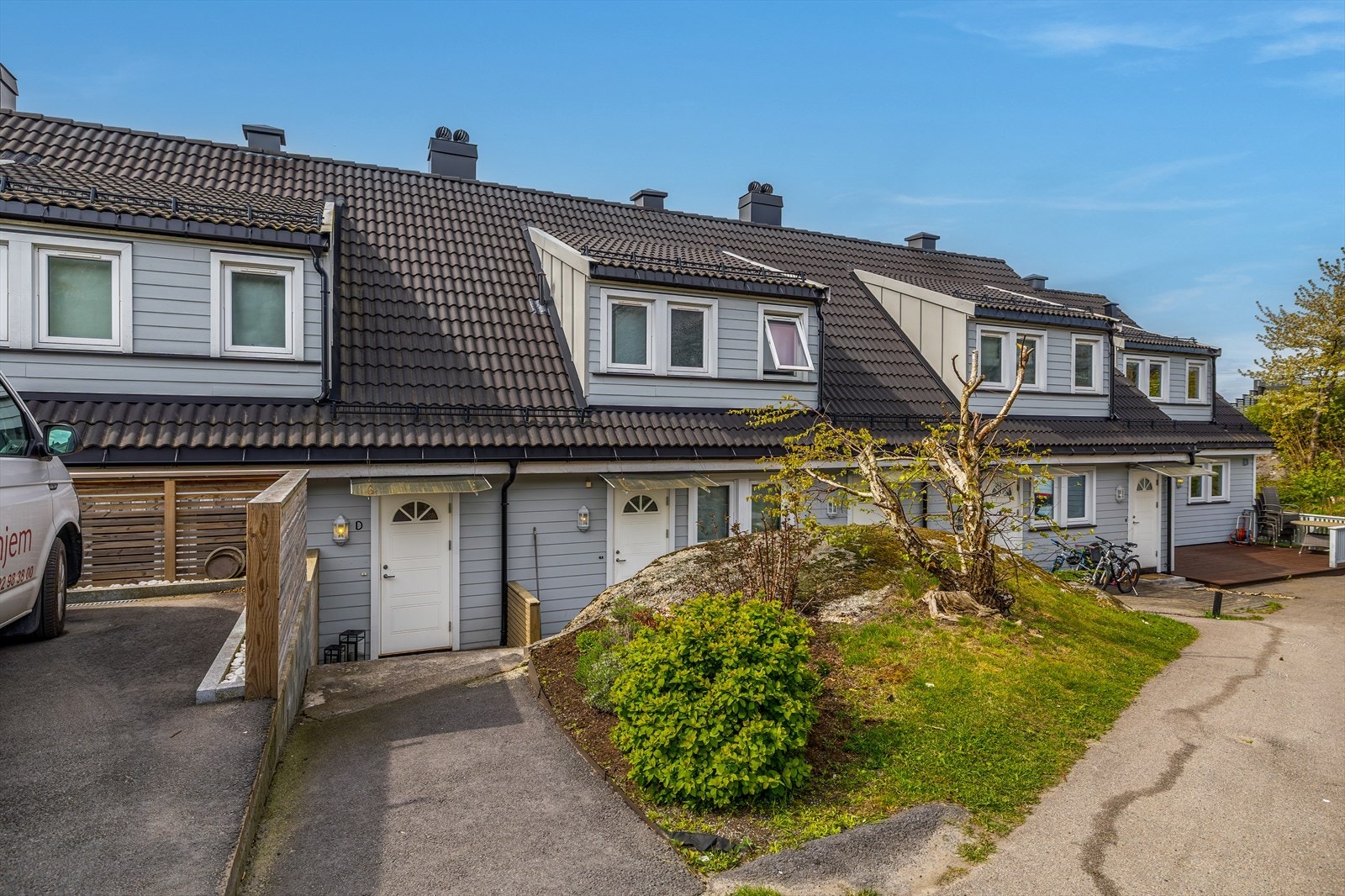 Velkommen til Bekkestien 18 D leiligheten har egen inngang, ligger høyt med flott utsikt over omkringliggende områder. Foto: Karl Filip Kronstad Galleribilde