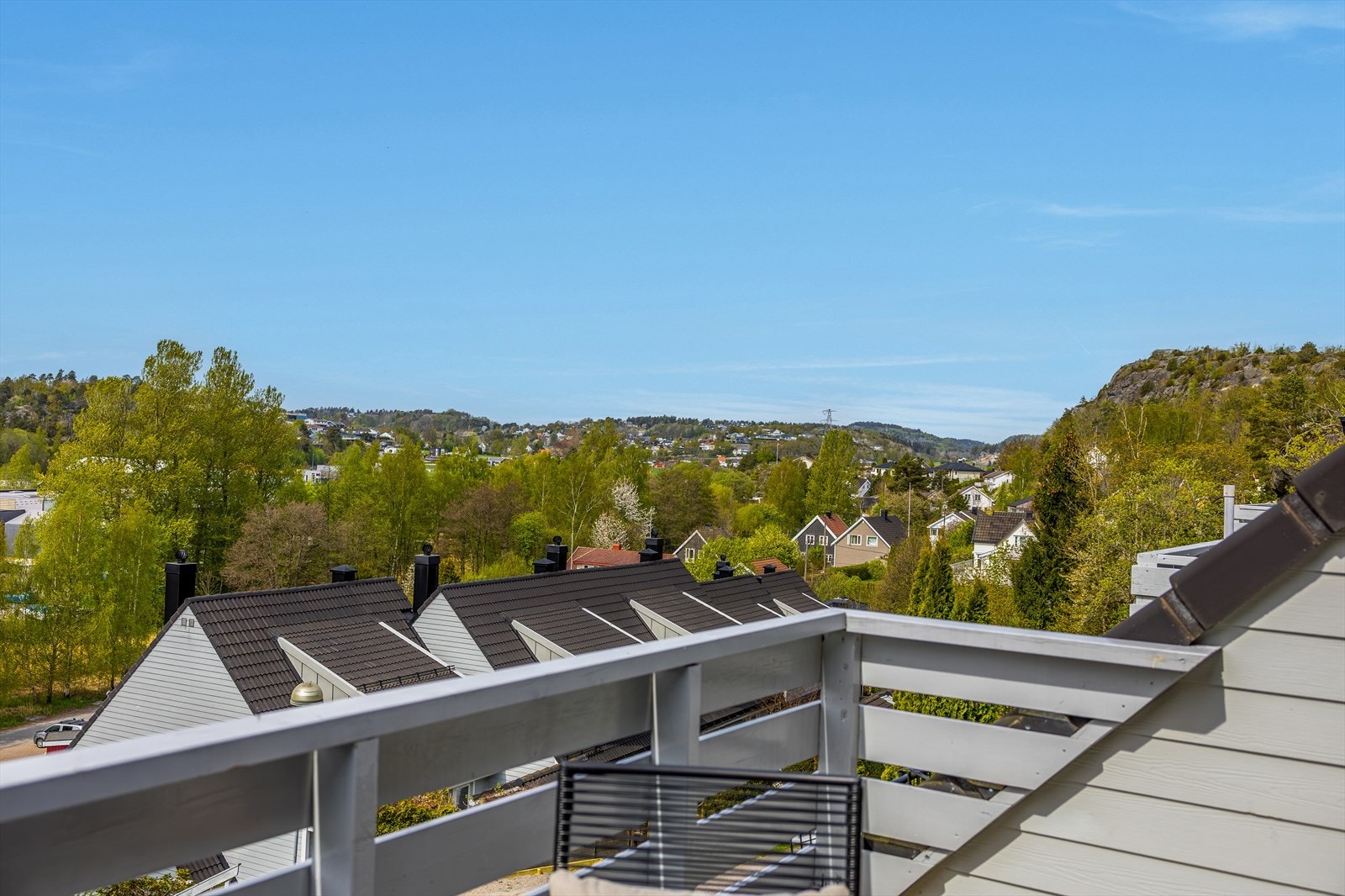 Flott utsyn fra balkong. Ultimate solforhold. Galleribilde