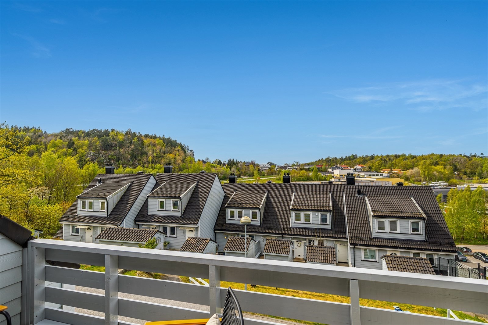 Flott utsyn fra balkong. Ultimate solforhold. Galleribilde