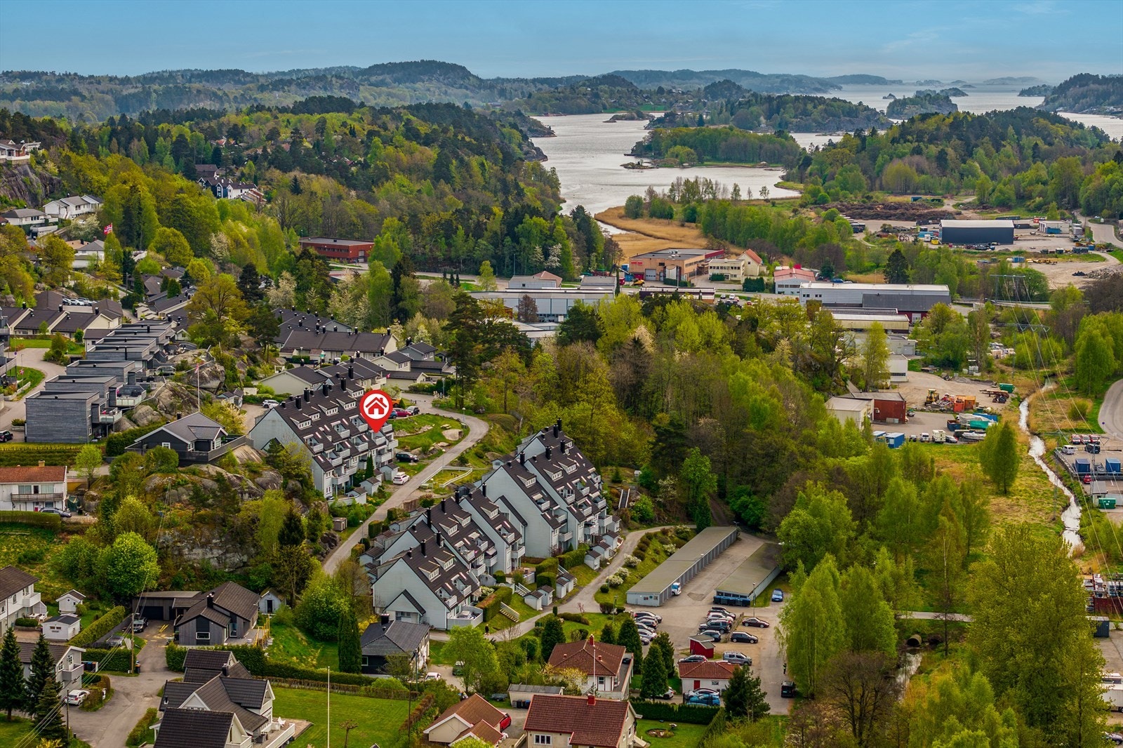 For friluftsinteresserte er det verdt å nevne at det er kyststi rett i nærheten som går helt ut til tuppen av Østerøya. Galleribilde