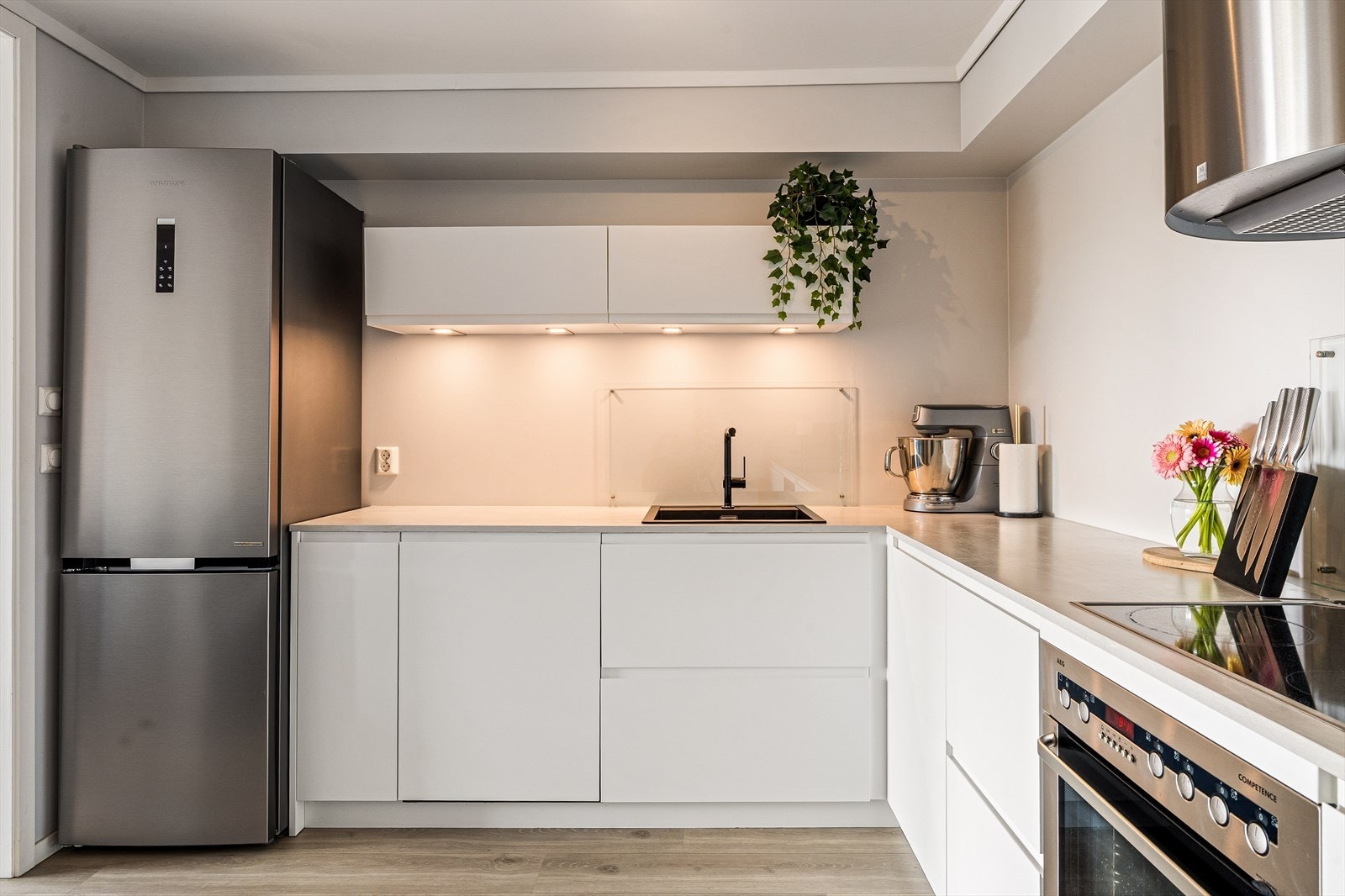 Kjøkkenet ligger i åpen løsning til stuen med flott innredning fra 2021. Galleribilde