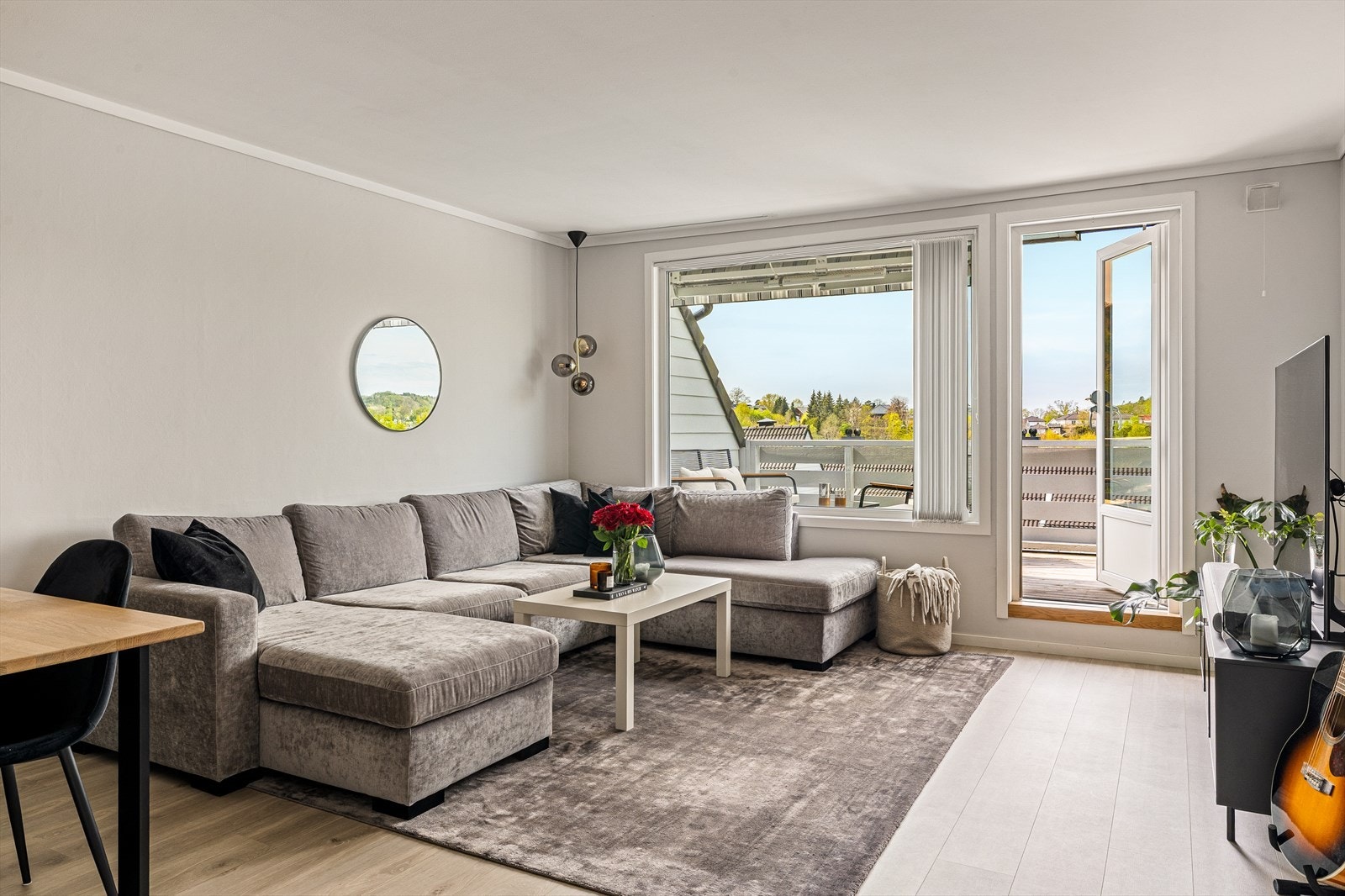 Stuen har laminat på gulv og malte vegger. Galleribilde