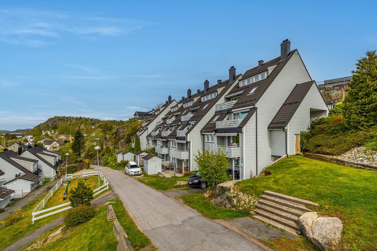 Bekkestien 18 D ligger høyt med flott utsikt over omkringliggende områder Galleribilde