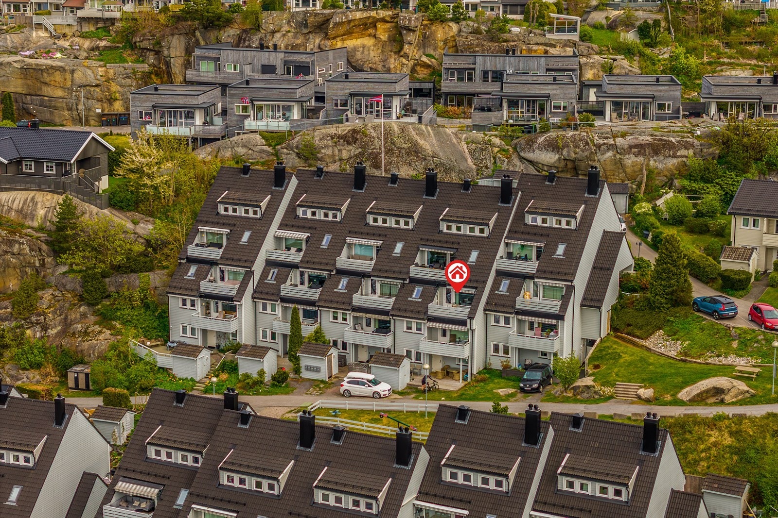 Leiligheten er vestvendt og terrassen har meget gode solforhold til langt på kveld. Galleribilde