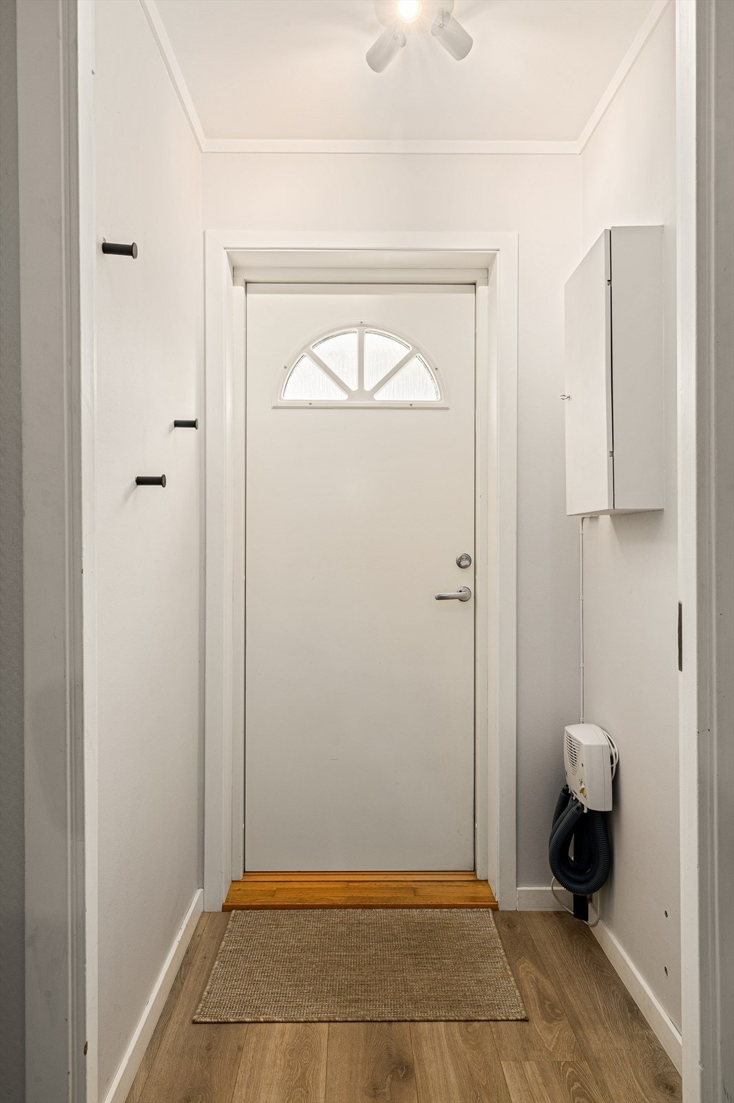 Første møte med leiligheten er et lyst og pent vindfang. Galleribilde