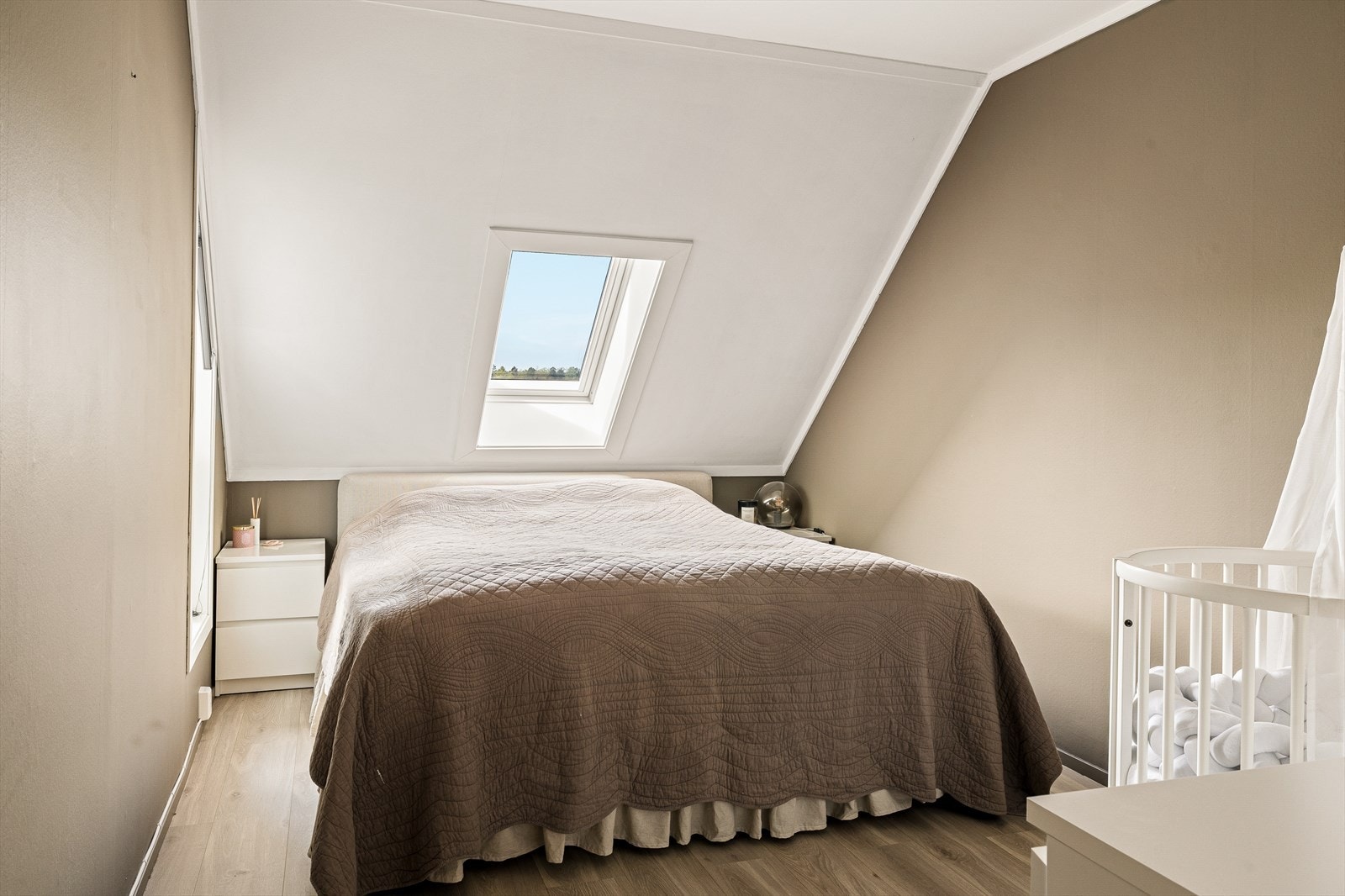 Soverommet er romslig med god plass til seng og lagringsmuligheter. Galleribilde