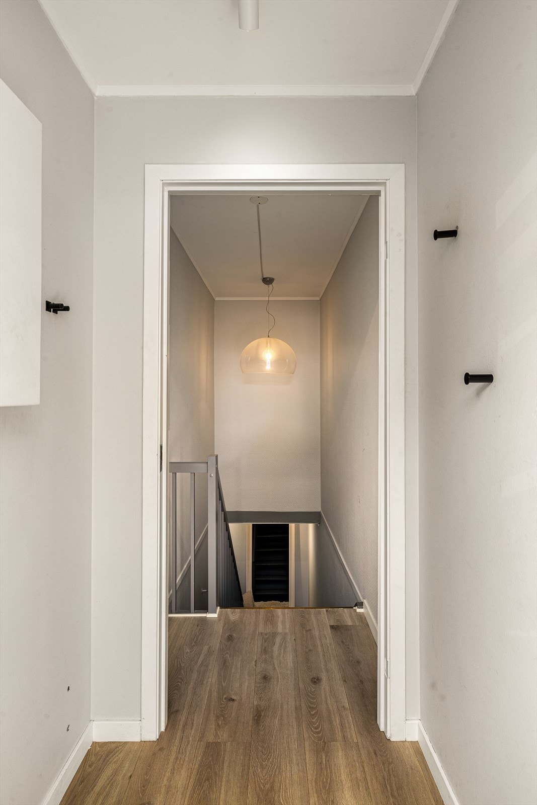 Første møte med leiligheten er et lyst og pent vindfang. Trapp fører deg ned til leiligheten. Galleribilde