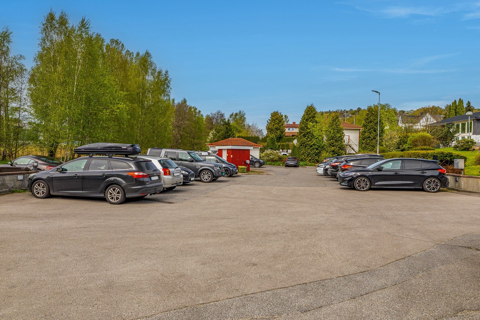 Godt med gjesteplasser på borettslagets område. Galleribilde