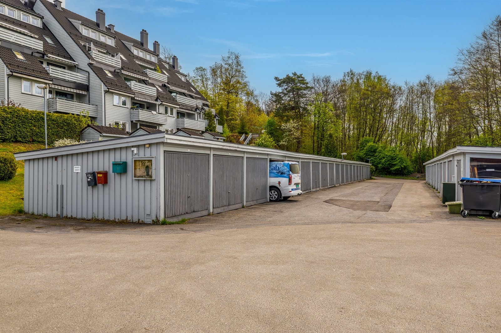 Tilhørende garasjeplass i rekke, med el-billader Galleribilde