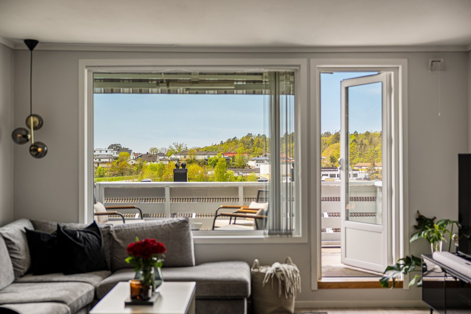 Stuen har adkomst til usjenert terrasse. Galleribilde