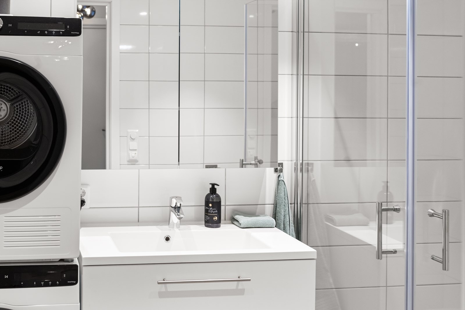 Lyst og nøytralt bad, piff det opp med noen fargeglade håndkler og dette blir det perfekte bad Galleribilde