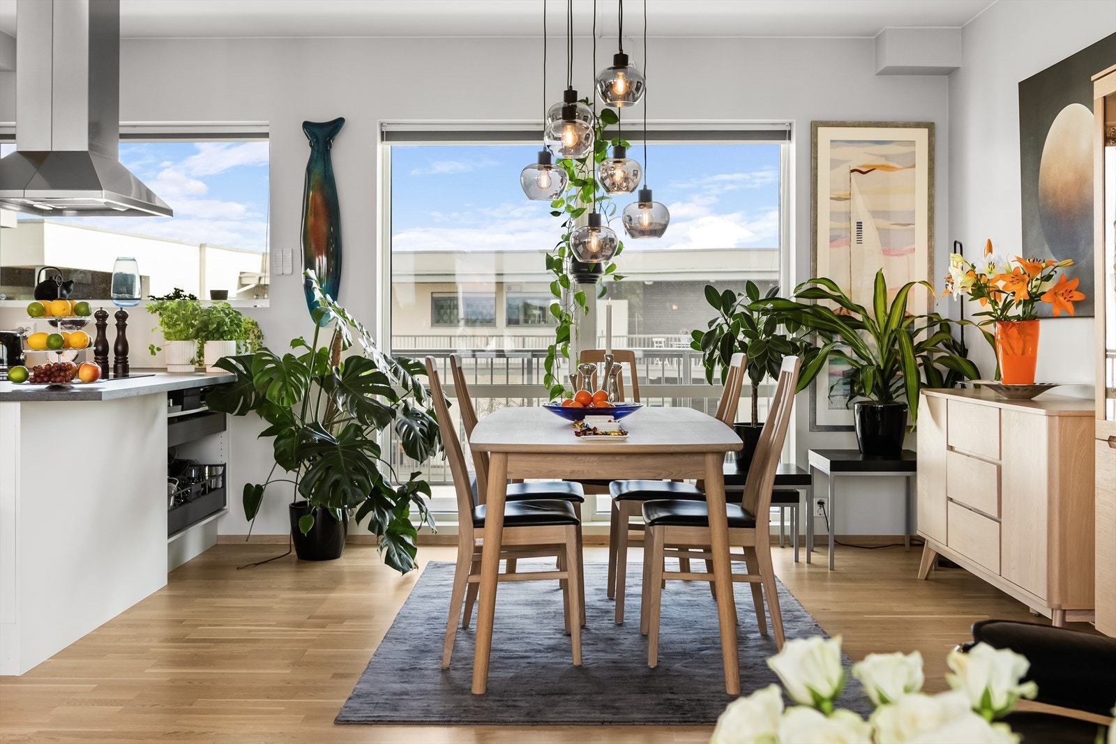 Store vindusflatene gir spisestua og stuen et godt naturlig lys Galleribilde